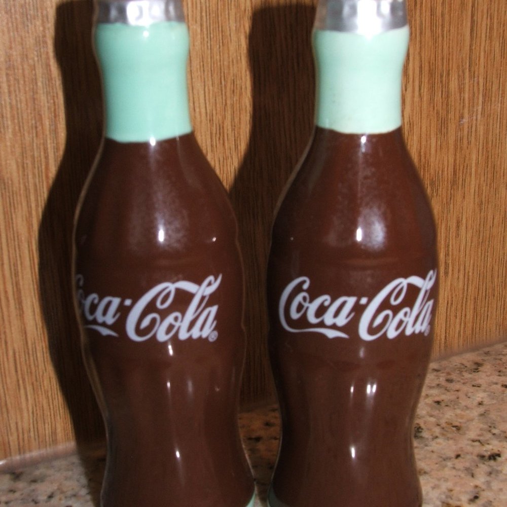 Vintage COCA-COLA Salt & Pepper Shakers Ceramic (662)
